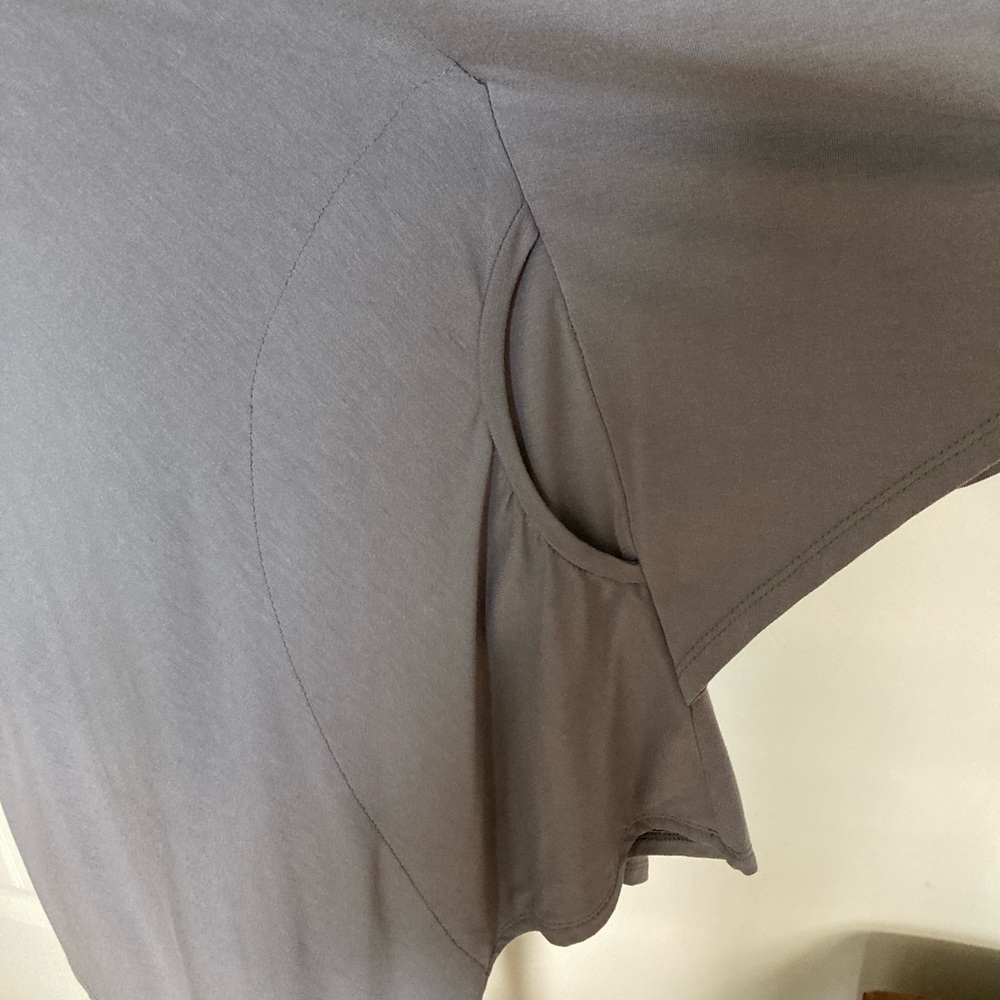 Gray Top With Circular Pattern - image 4